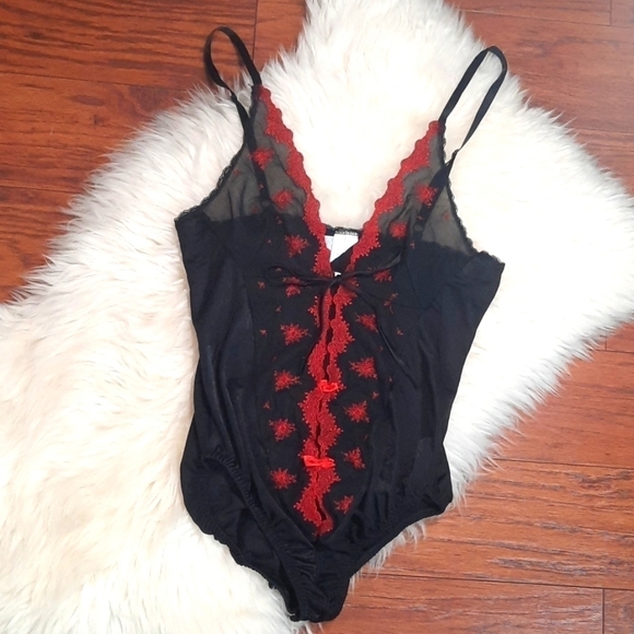 She of Hollywood Tops - Vintage Y2k Black & Red Lace Front Teddy Bodysuit